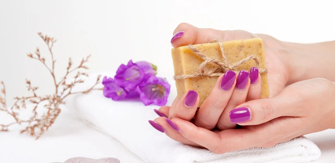 Imagem de mãos com uma bela manicure